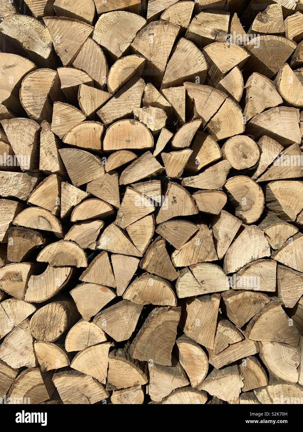 Haufen von gehacktem Brennholz. - Smartphone-aufgenommenes Stockfoto