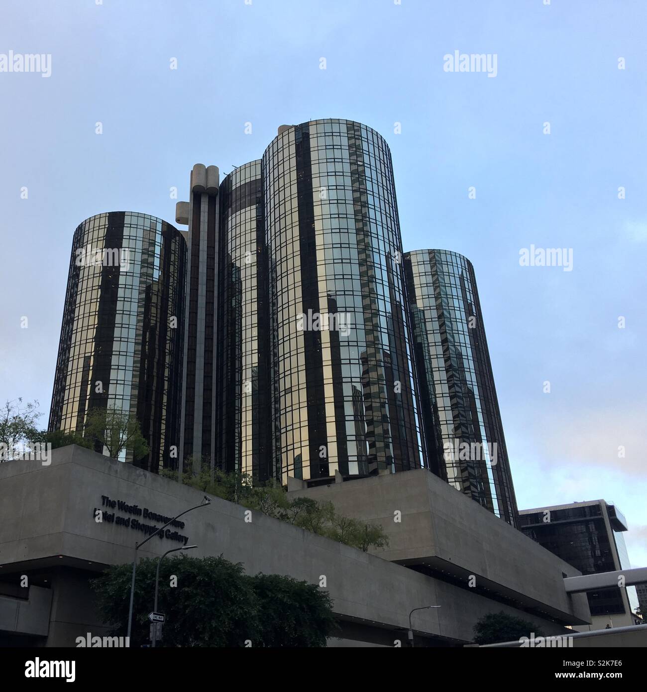 LOS ANGELES, Ca, März 2019: Markante runde, Glas Türme des Westin Bonaventure Hotel und Shopping Galerie in der Innenstadt von Stockfoto