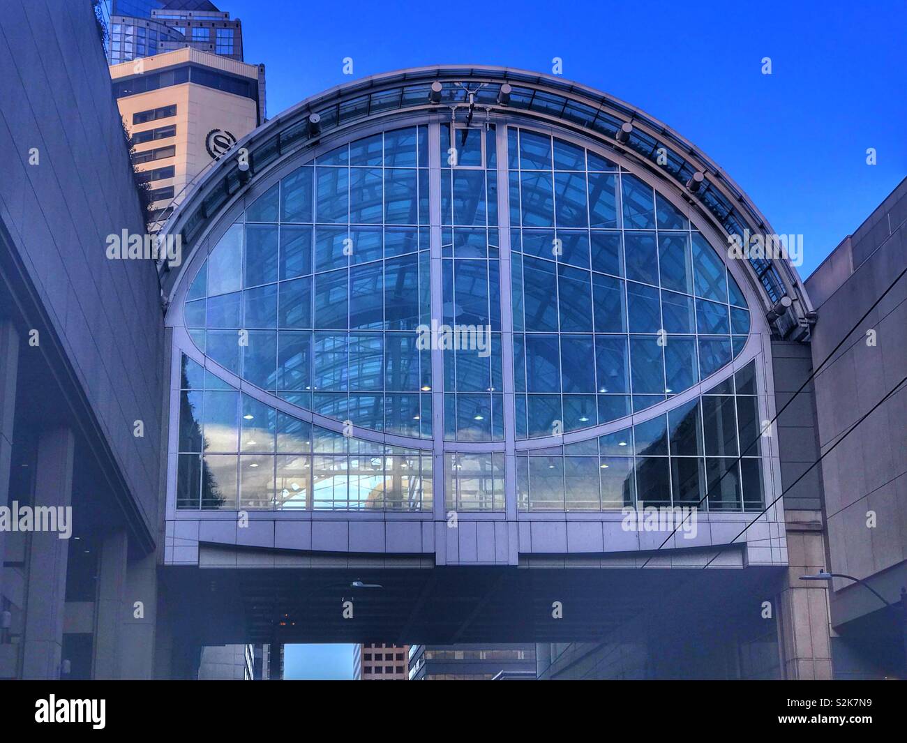 Glas Gehweg an der Seattle Convention Center in Seattle, Washington - Smartphone-aufgenommenes Stockfoto