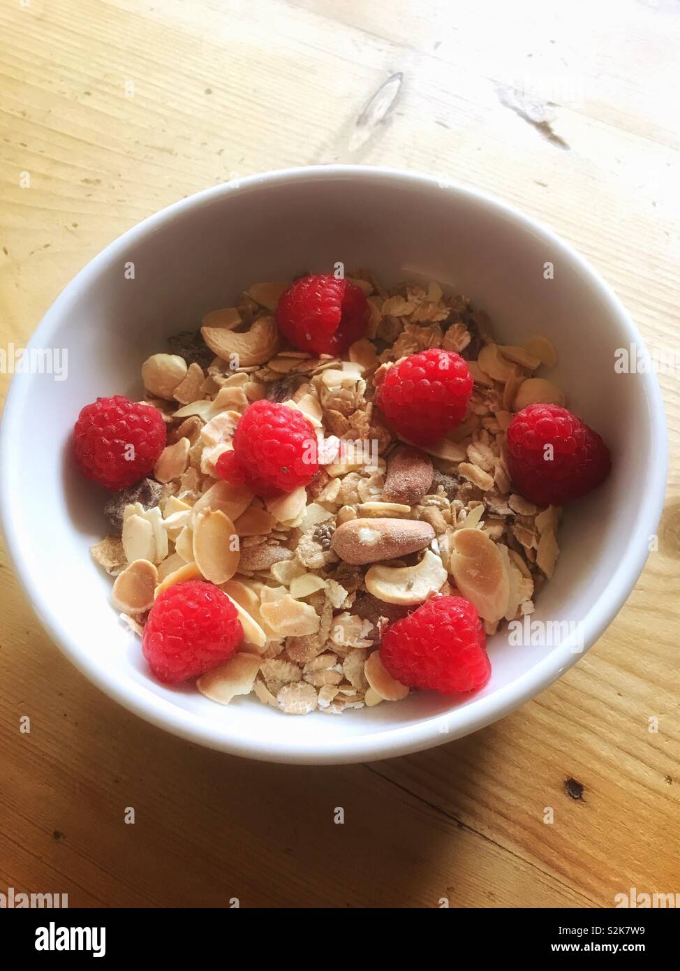 Schüssel Müsli mit Himbeeren - Smartphone-aufgenommenes Stockfoto