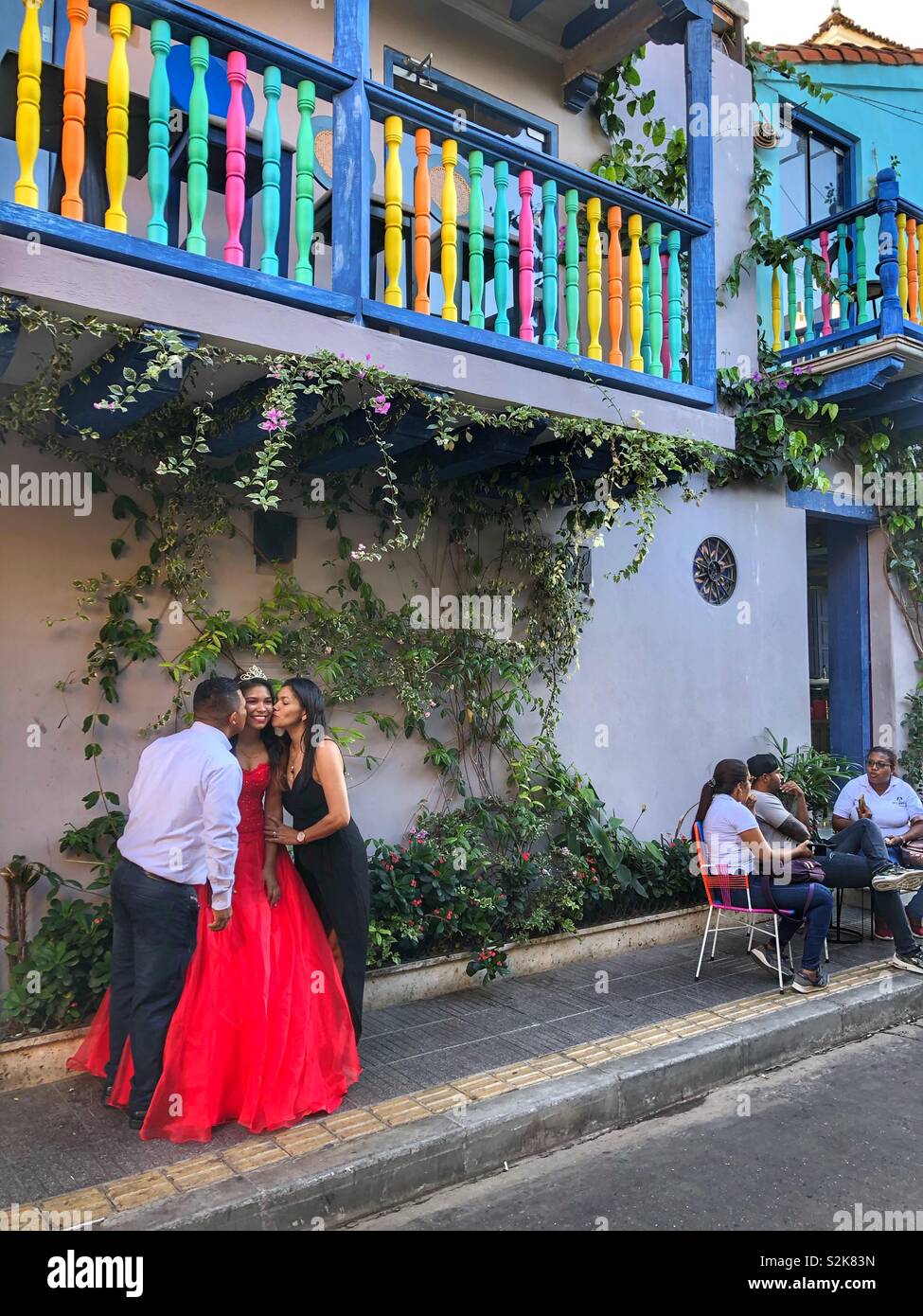 Feiern und für die Kamera vor einem bunten Gebäude aus der Kolonialzeit in Getsemani Nachbarschaft in Cartagena, Kolumbien, posieren. - Smartphone-aufgenommenes Stockfoto