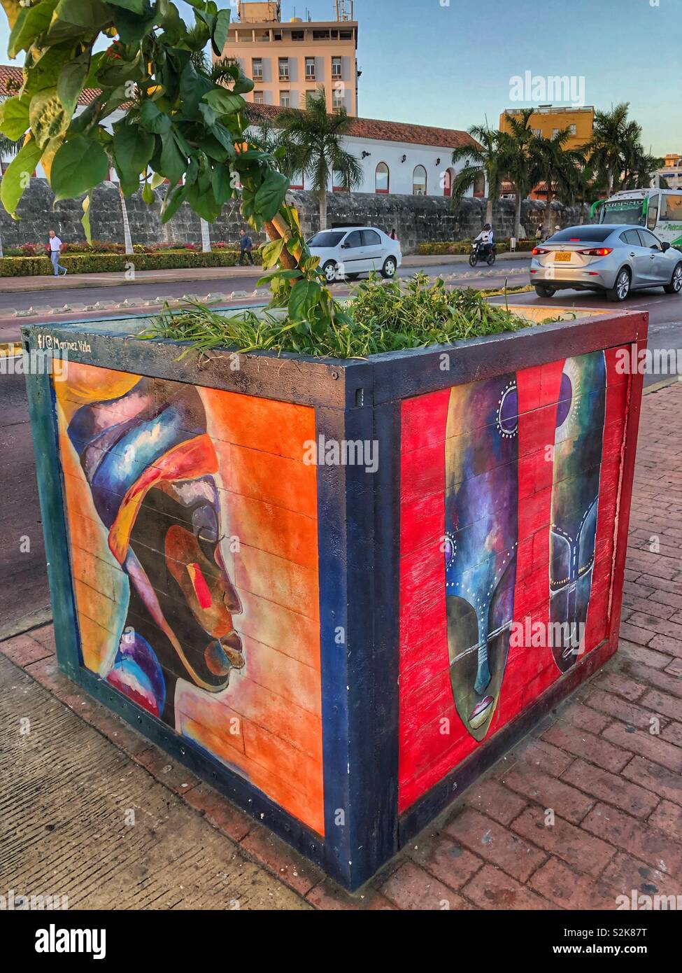 Bunt bemalten Pflanzerkasten in historischen Cartagena, Kolumbien. Stockfoto