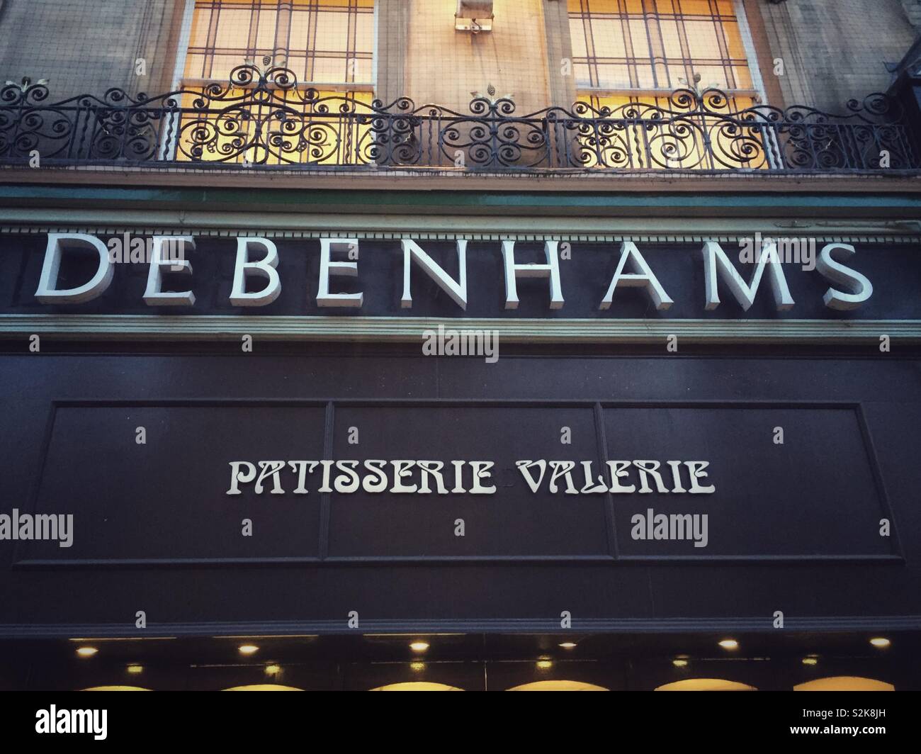 Tod von der High Street. Die Debenhams und Patisserie Valerie storefront in Oxford, UK. Beide Unternehmen haben finanzielle Schwierigkeiten, die sich in den Unternehmen in der Verwaltung. Stockfoto