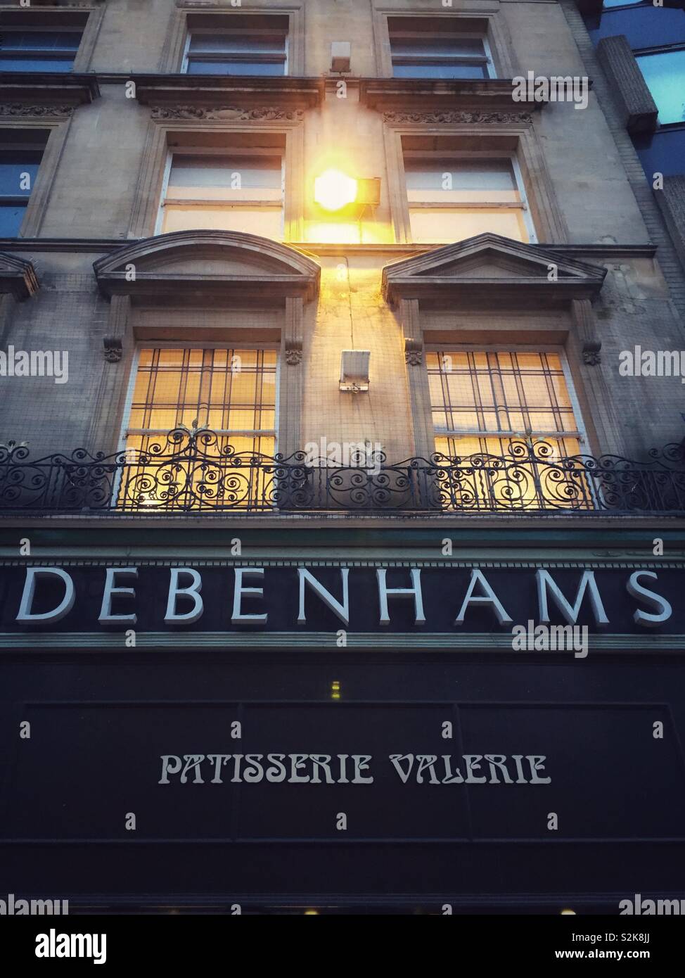 Tod von der High Street. Die Debenhams und Patisserie Valerie storefront in Oxford, UK. Beide Unternehmen haben finanzielle Schwierigkeiten, die sich in den Unternehmen in der Verwaltung. Stockfoto