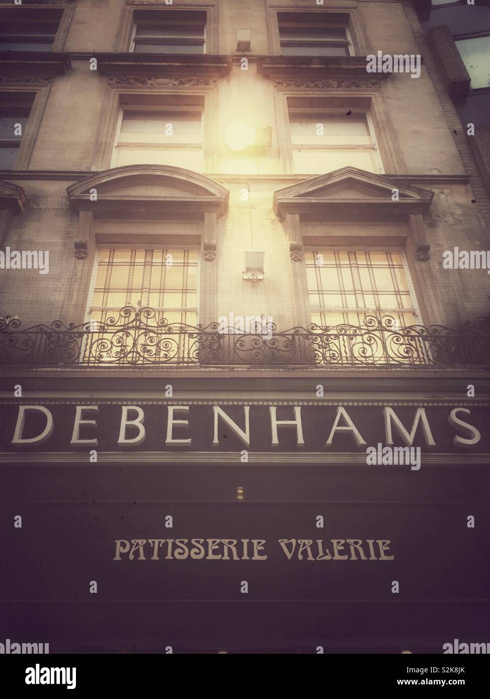 Tod von der High Street. Die Debenhams und Patisserie Valerie storefront in Oxford, UK. Beide Unternehmen haben finanzielle Schwierigkeiten, die sich in den Unternehmen in der Verwaltung. Stockfoto
