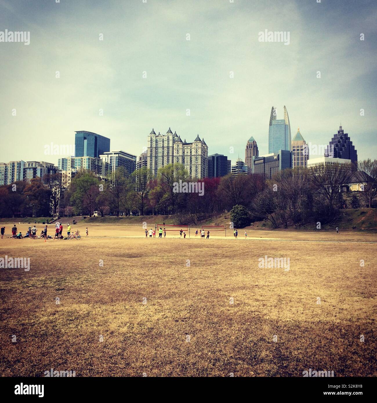 Skyline von Piedmont Park, Atlanta, Georgia, USA - Smartphone-aufgenommenes Stockfoto