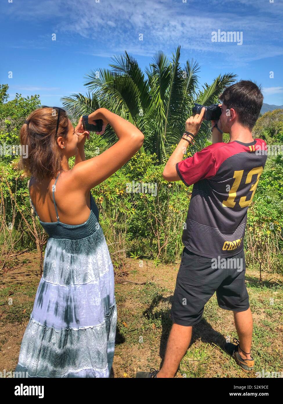 Aufnahme von Fotos in einer tropischen Umgebung. - Smartphone-aufgenommenes Stockfoto