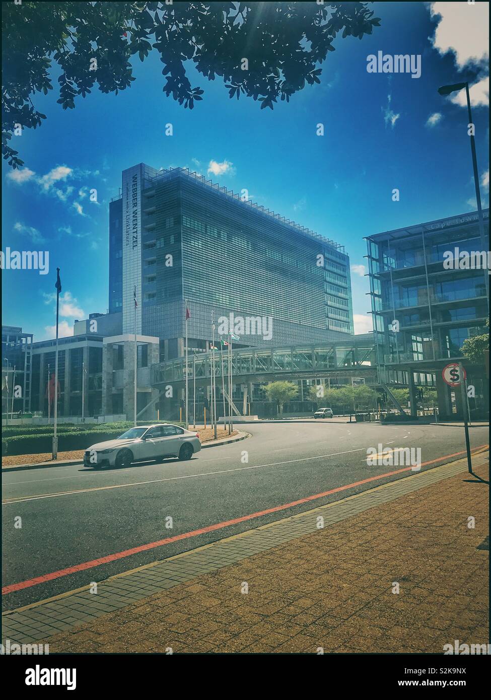 Brücke zwischen dem CTICC 1 und Cticc 2, Vorland, Kapstadt, Südafrika. Starker Einsatz von Filtern. - Smartphone-aufgenommenes Stockfoto