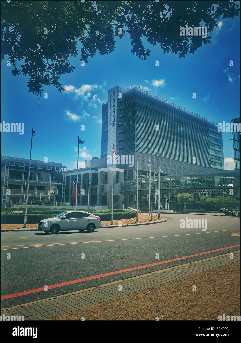 Brücke zwischen dem CTICC 1 und Cticc 2, Vorland, Kapstadt, Südafrika. Starker Einsatz von Filtern. - Smartphone-aufgenommenes Stockfoto