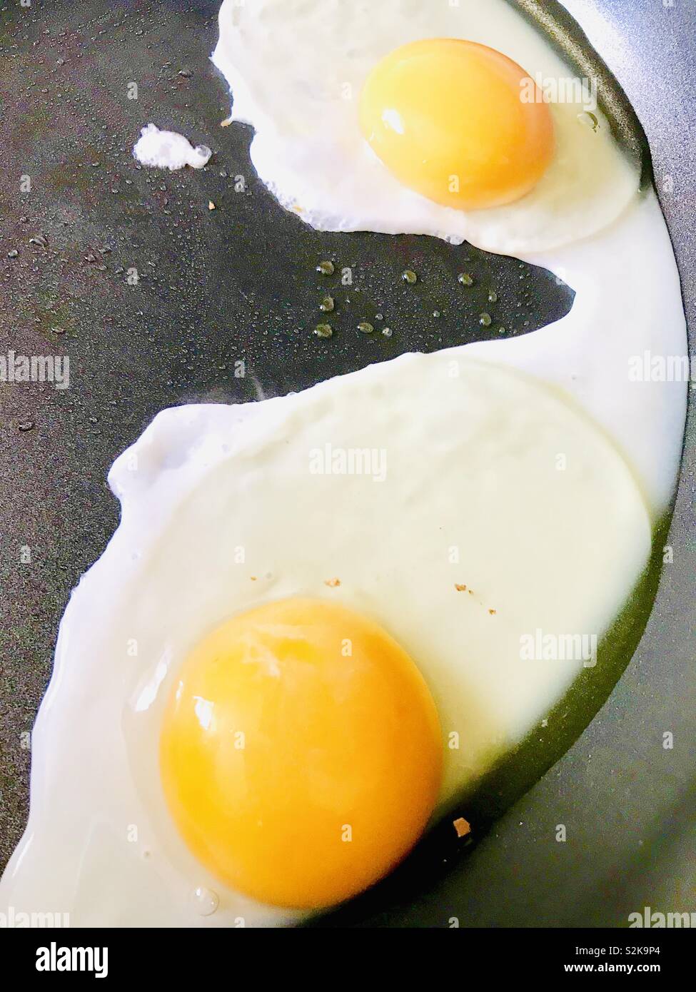 Eier braten in einer Pfanne Stockfoto