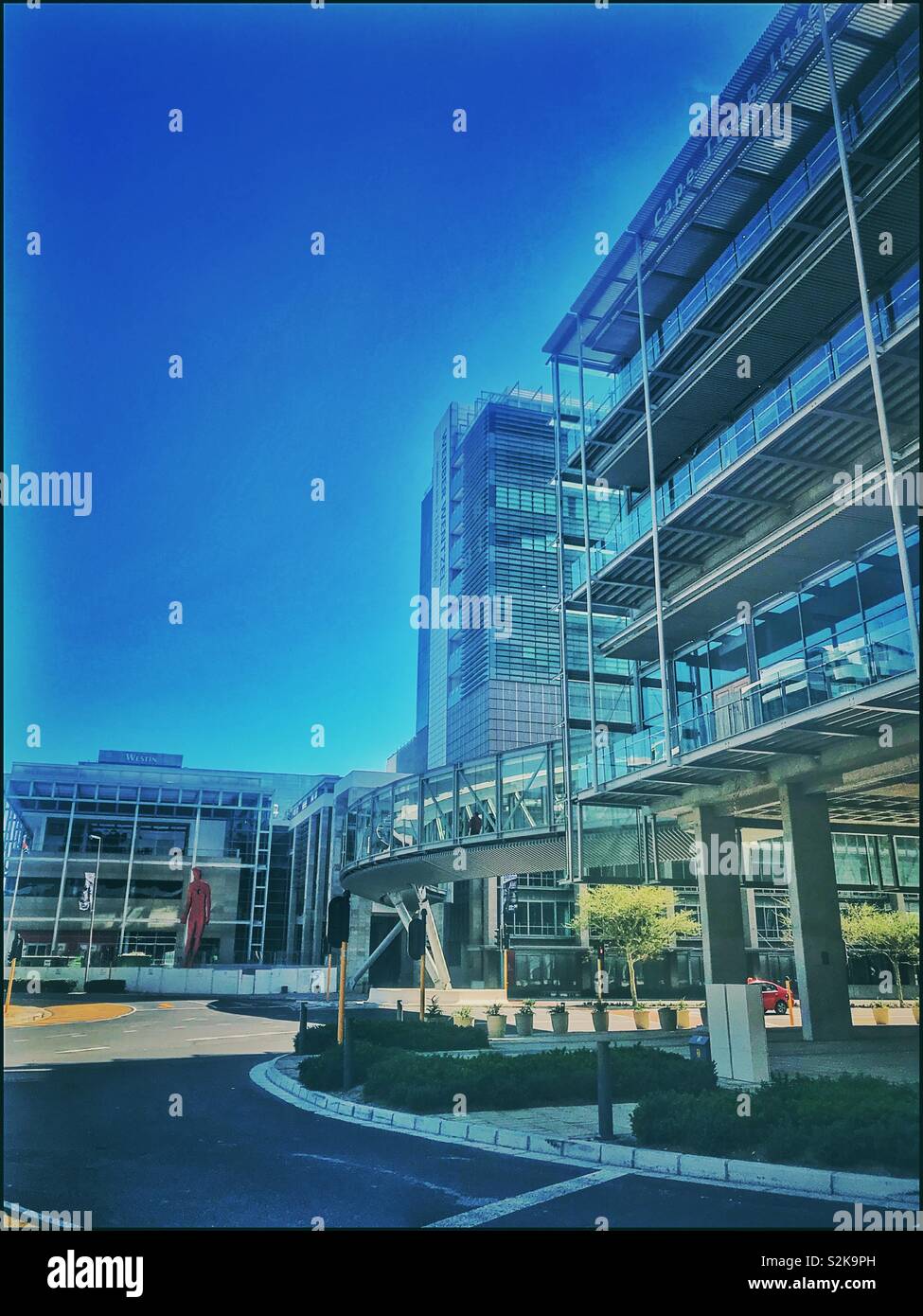 Brücke zwischen CTICC 1 und Cticc 2, Vorland, Kapstadt, Südafrika. - Smartphone-aufgenommenes Stockfoto