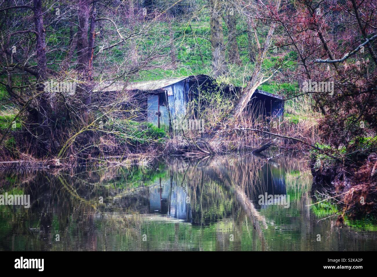 Alte verlassene Bootshaus - Smartphone-aufgenommenes Stockfoto