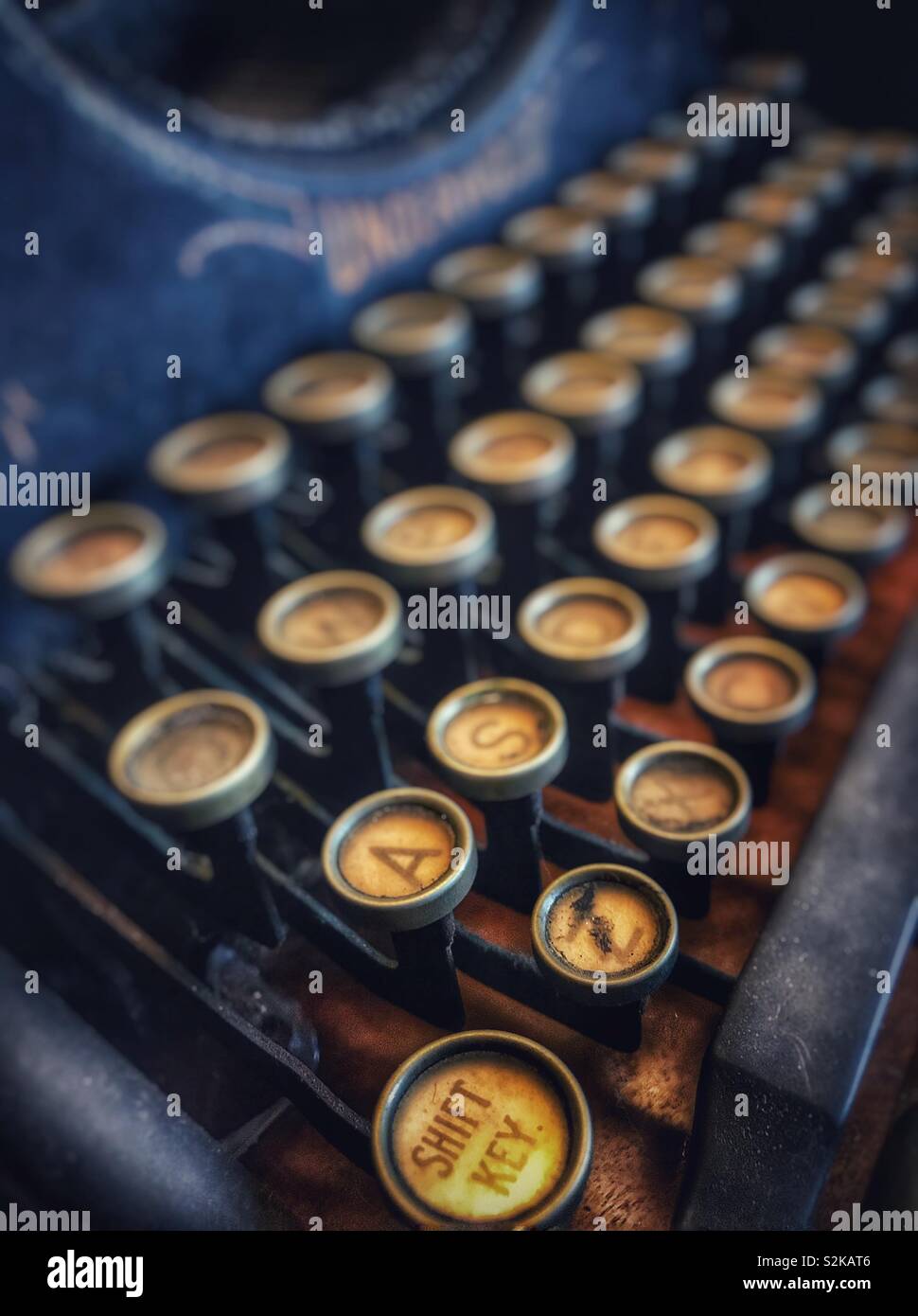 Nahaufnahme von gelblichen Vintage Schreibmaschinenschlüsseln Stockfoto