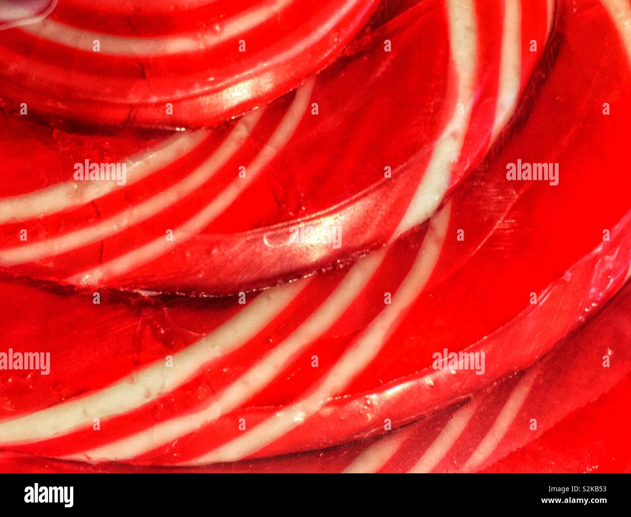Full Frame eines köstlichen frischen roten und weißen wirbelte Bonbons Lutscher. Stockfoto