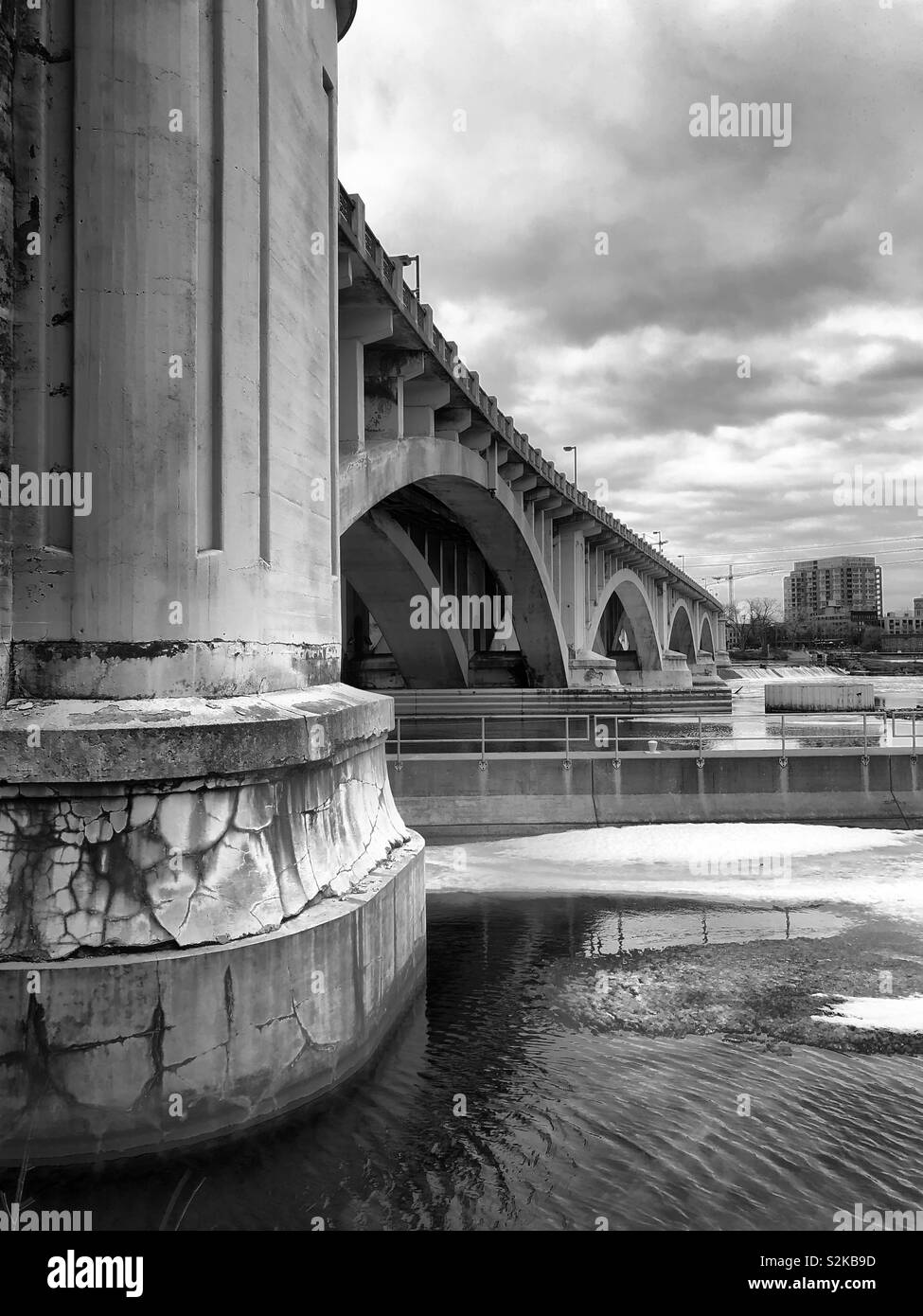 Schwarze und weiße Schoß der 3. Avenue Bridge in Minneapolis. Stockfoto