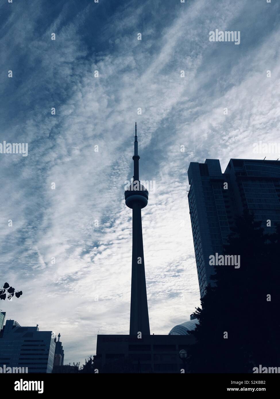 Silhouette der CN Tower in Toronto gegen eine ungewöhnliche bewölkter Himmel Stockfoto