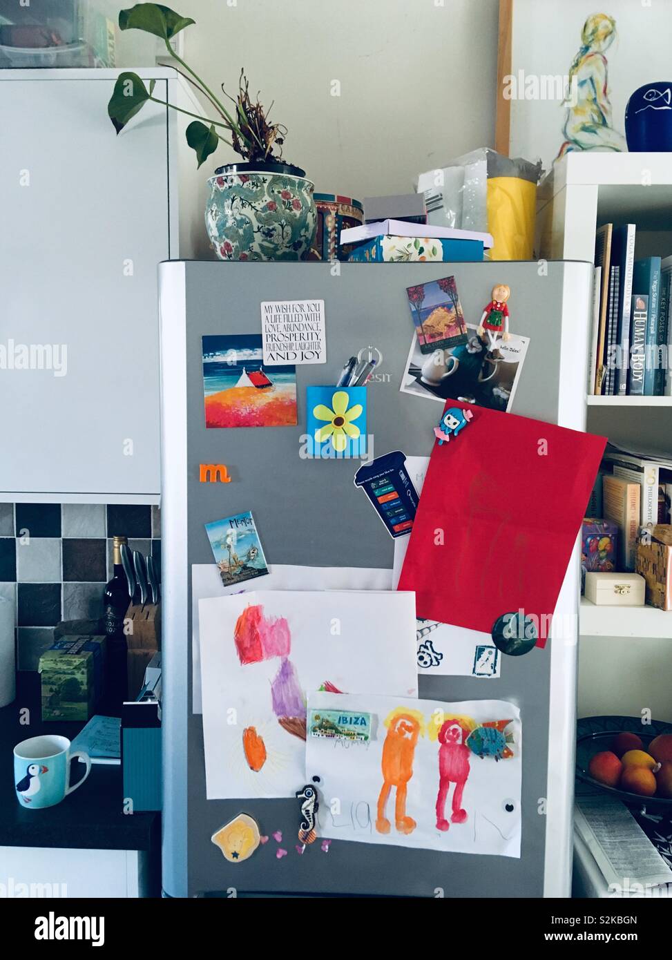 Küche Kühlschrank mit Bildern und Magnete für Kinder Stockfoto
