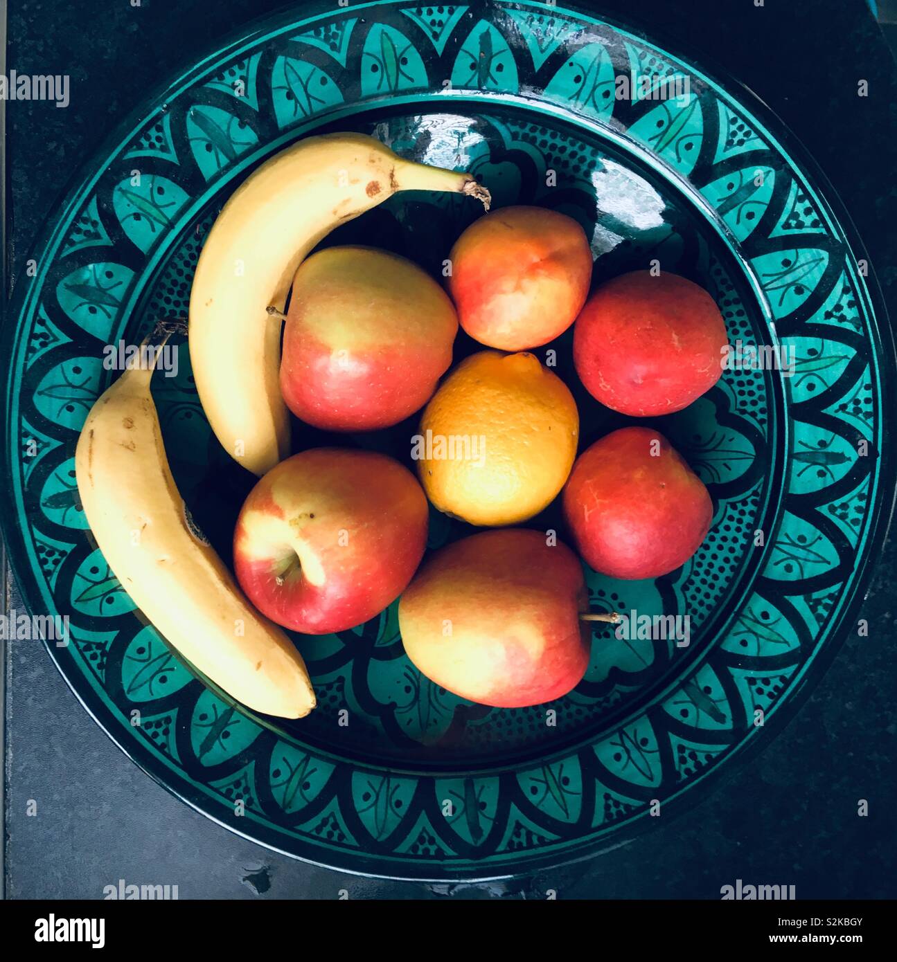 Obst in einem marokkanischen grün Schüssel schossen Overhead Stockfoto
