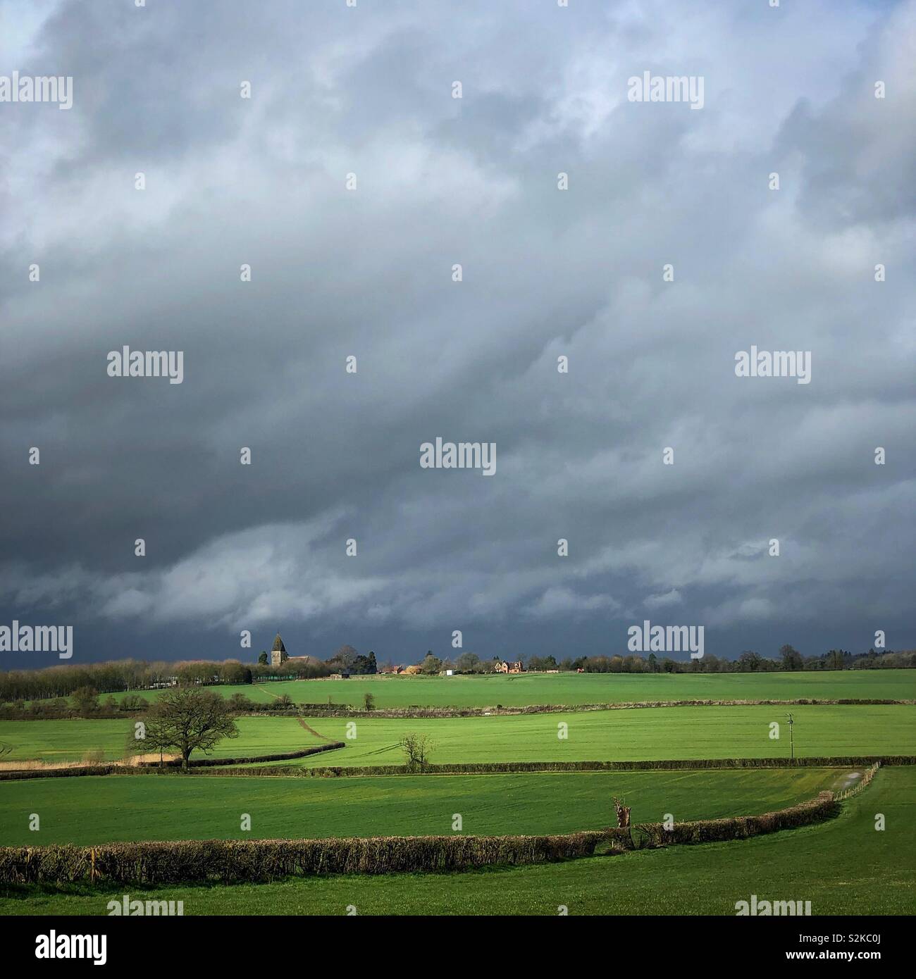 Stürmischen Himmel über grüne Felder Stockfoto