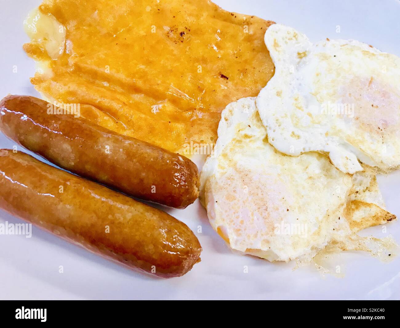 Spiegelei, Würstchen und geschmolzenem Käse Frühstück Stockfoto