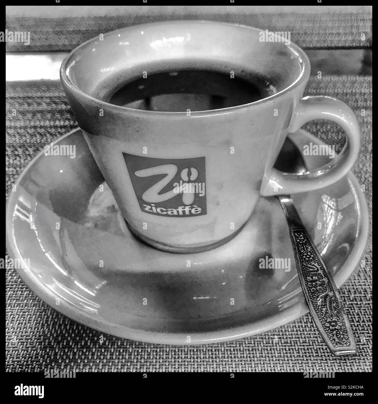 Zicaffe Kaffee in der Tasse. Schwarz-weiß Foto Stockfotografie - Alamy