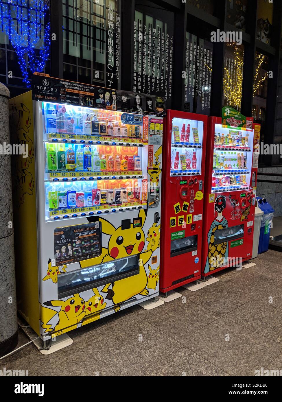 Bunte Pikachu Pokemon Automaten In Kyoto Japan Stockfotografie Alamy