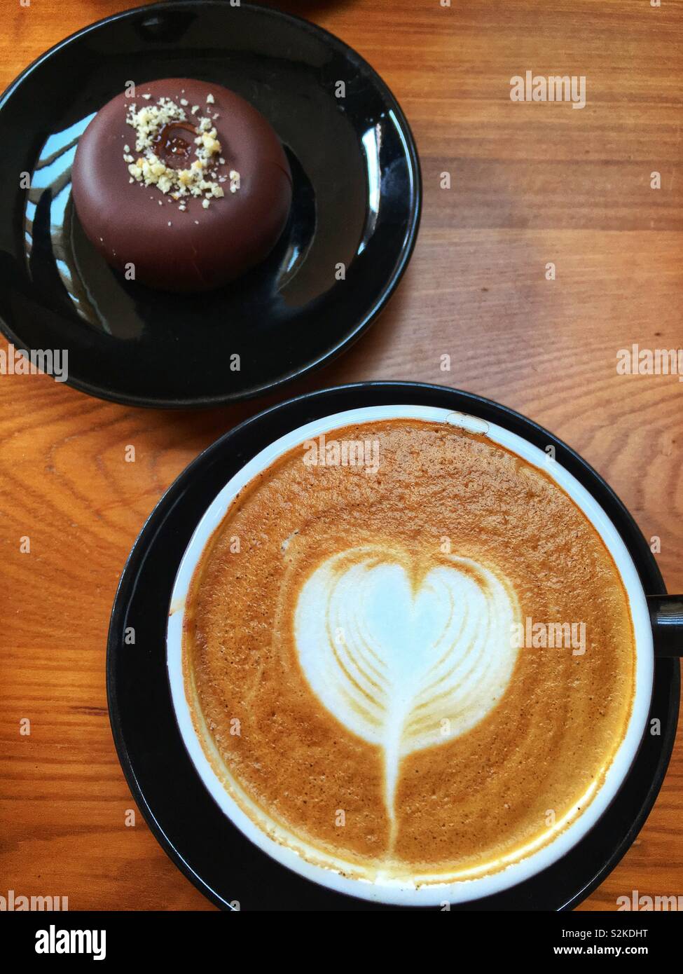 Kaffee und Mousse au chocolat Dessert Stockfoto