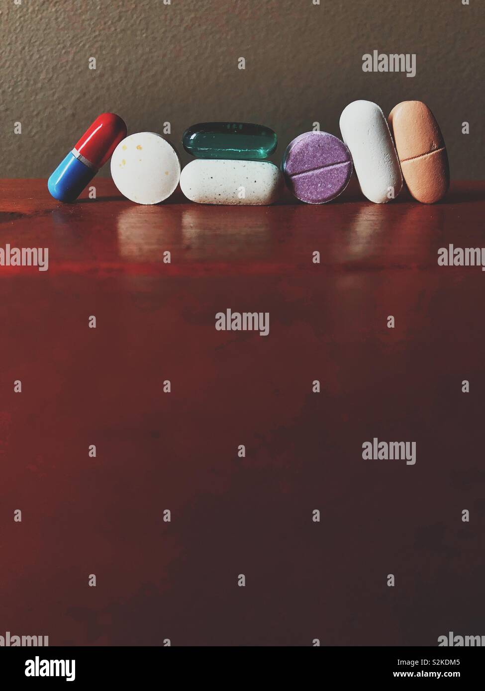 Reihe der verschiedenen rezeptfreie Medizin und Vitamin Pillen Stockfoto