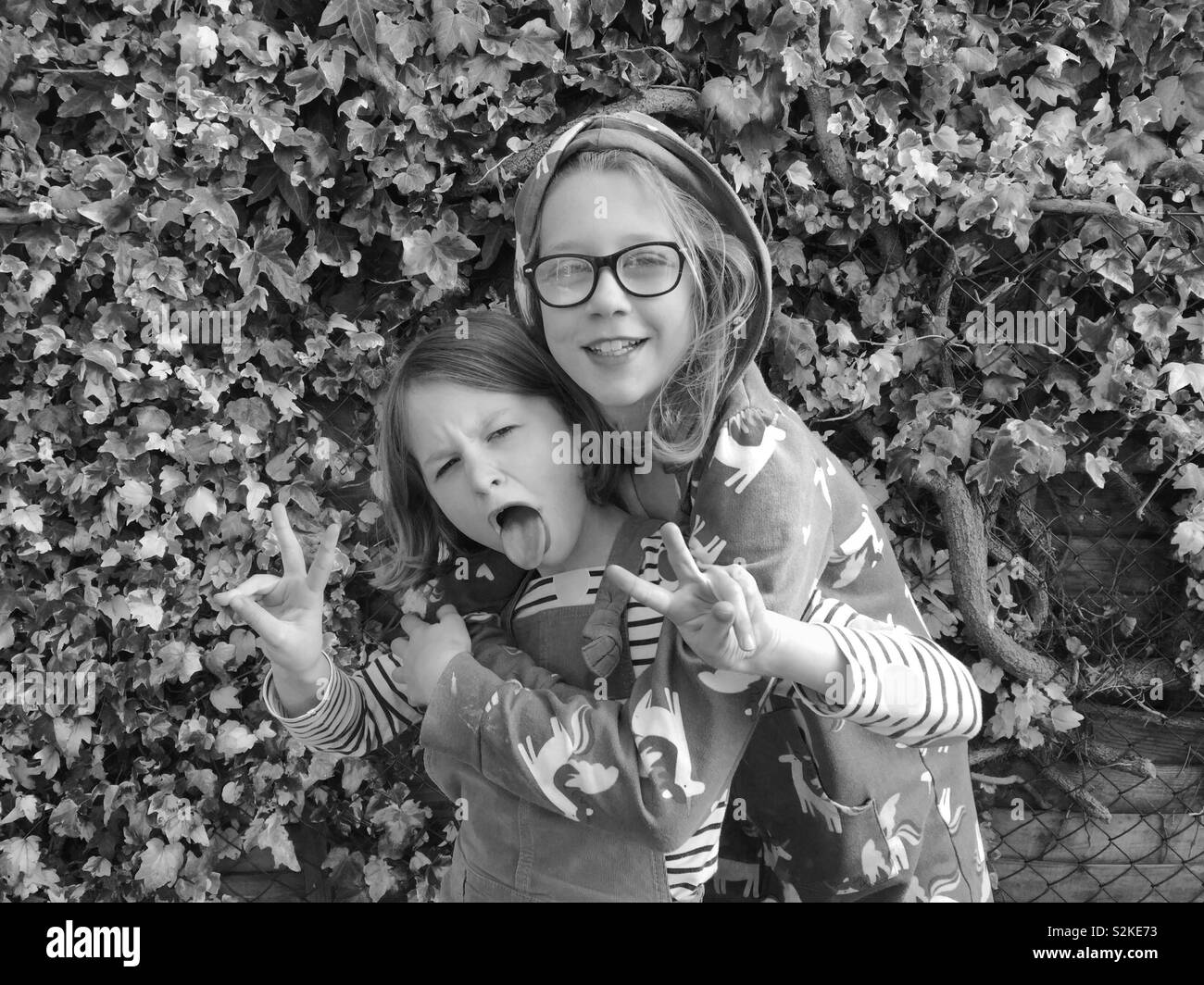 Schwester für die Kamera posieren - Smartphone-aufgenommenes Stockfoto