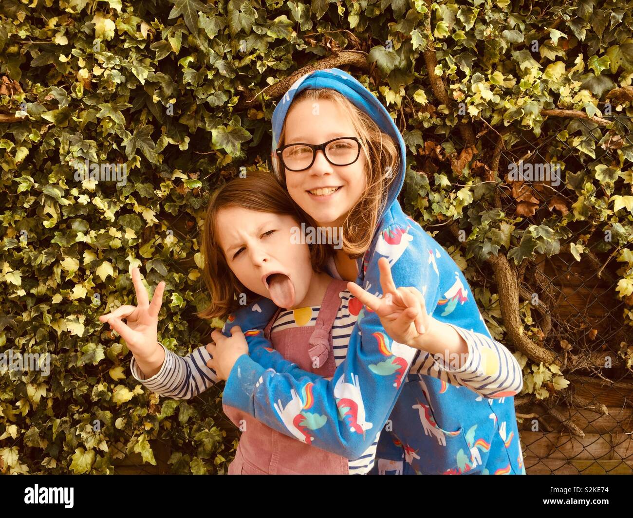 Zwei Schwestern für Fotos posiert - Smartphone-aufgenommenes Stockfoto