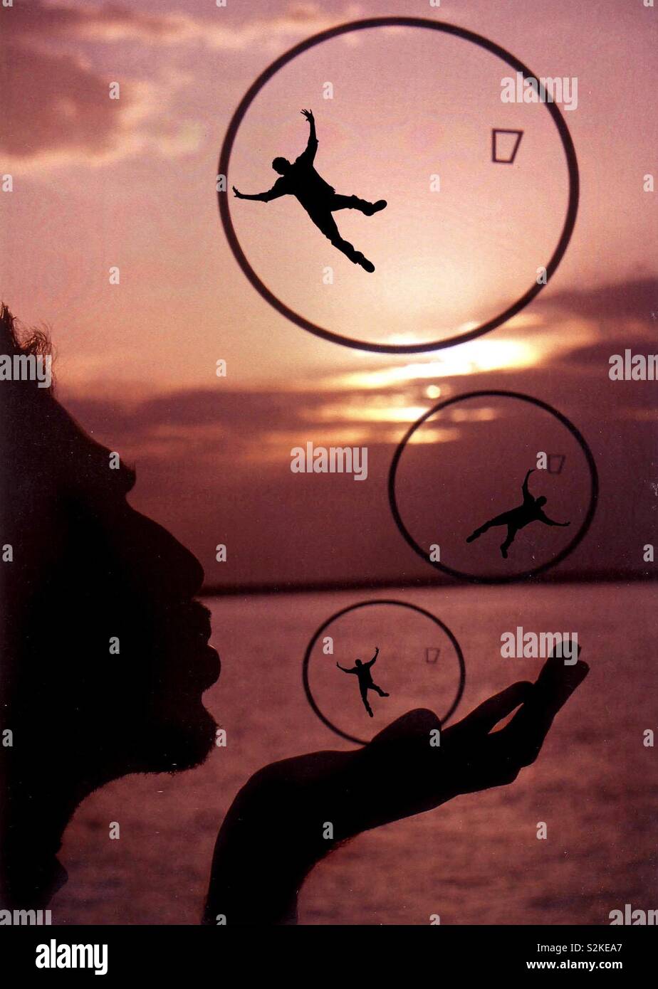 Surreale Bilder silhouette Mann bläst Seifenblasen von sich selbst innerhalb der Blasen, Folie sandwich analogen fotografischen Trick. Stockfoto