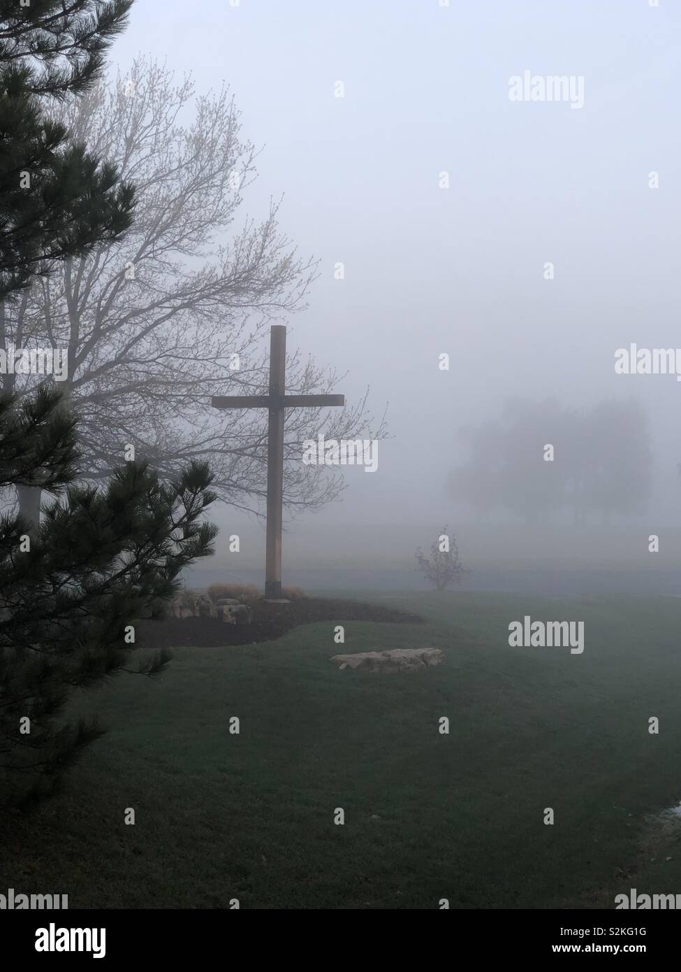 Symbol des Glaubens am Morgen der Nebel und Regen Stockfoto
