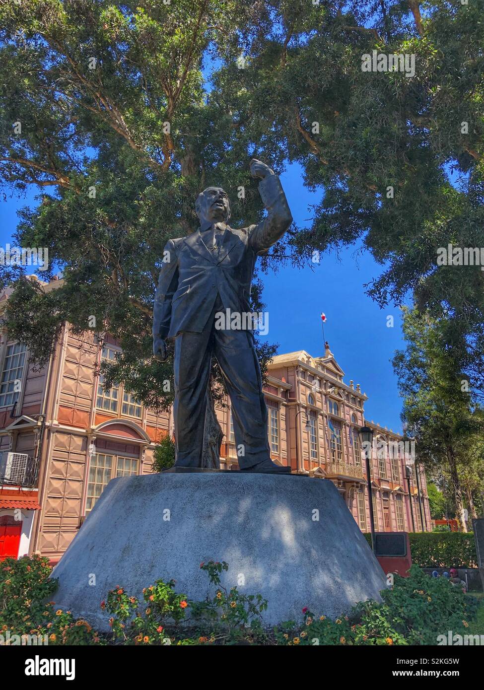 Eine Statue in der Innenstadt Park in San José, Costa Rica. - Smartphone-aufgenommenes Stockfoto