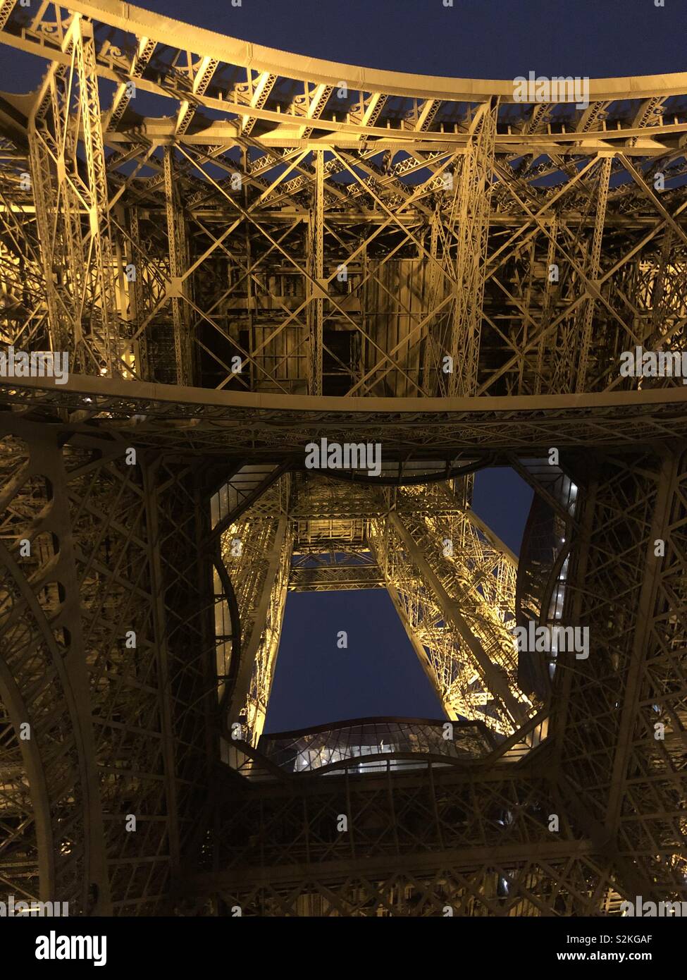Unter dem Eiffelturm in Paris Frankreich. Stockfoto
