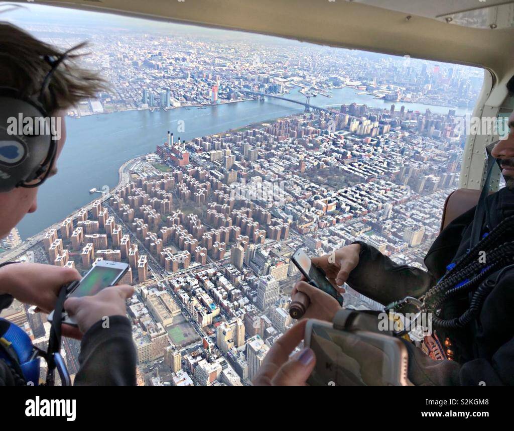 Helikopterflug über New York für Touristen. - Smartphone-aufgenommenes Stockfoto