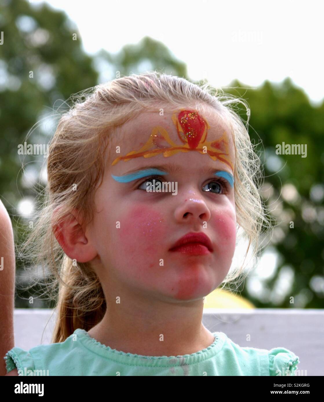 Kleines Mädchen mit Gesicht Farbe in einer Welt, in der ihr eigenen. In Memphis, TN am 17. April 2007 berücksichtigt. Stockfoto