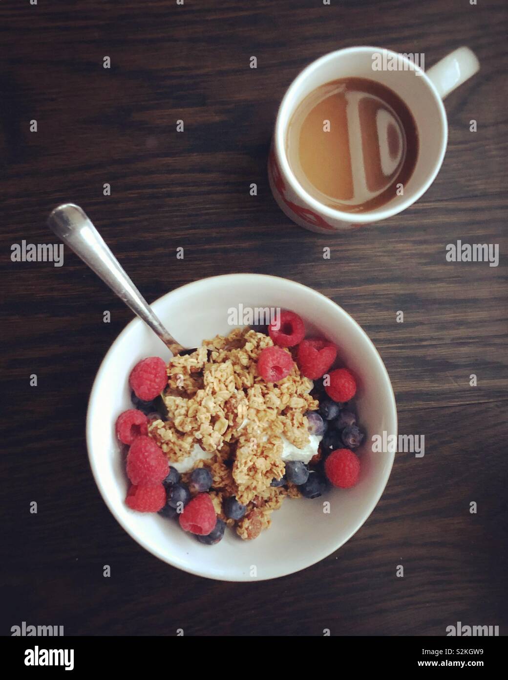 Frühstück mit Joghurt und Kaffee Stockfoto