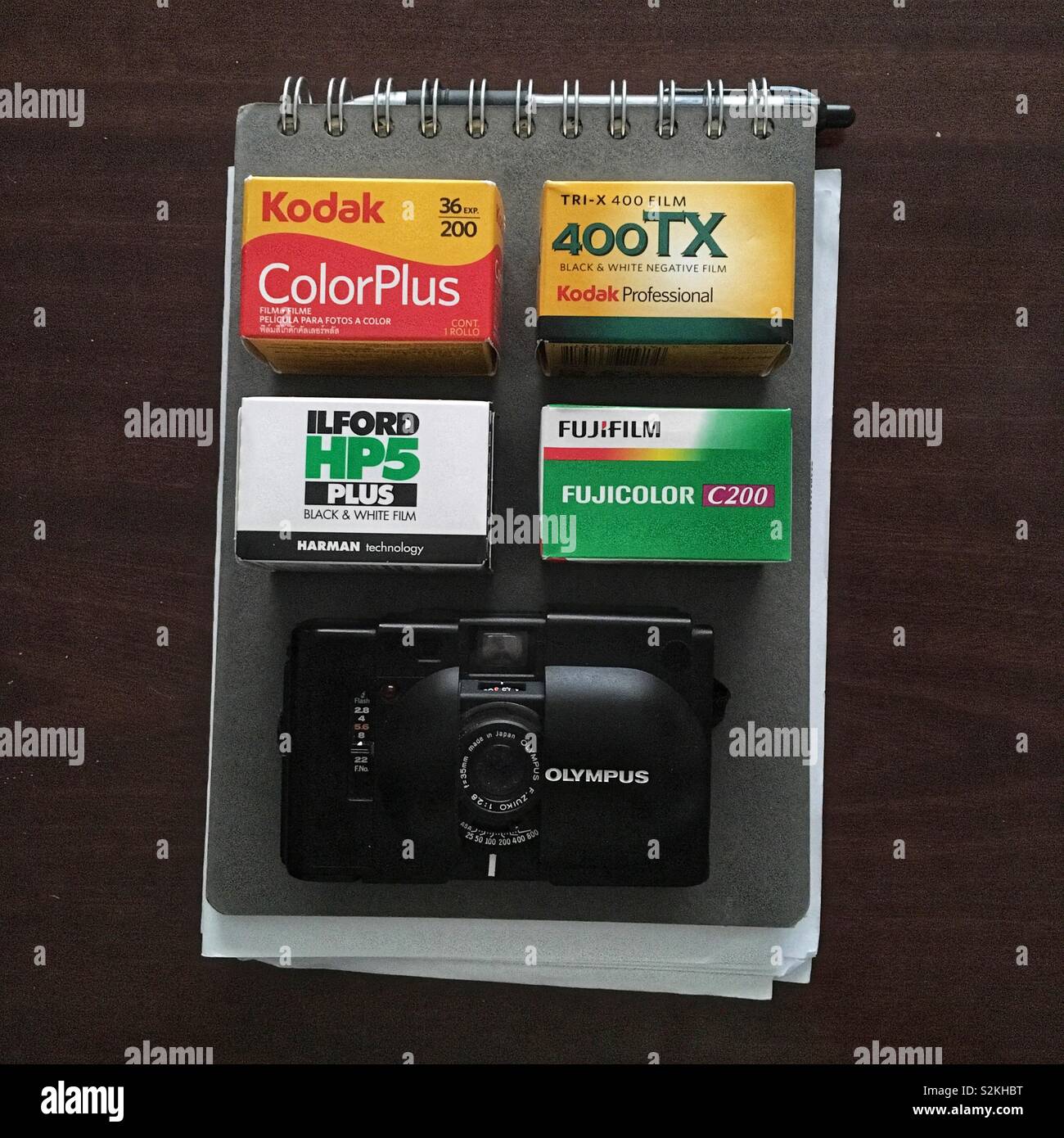 35-mm-Filme, Olympus XA-Kamera und einem Notizblock - Smartphone-aufgenommenes Stockfoto