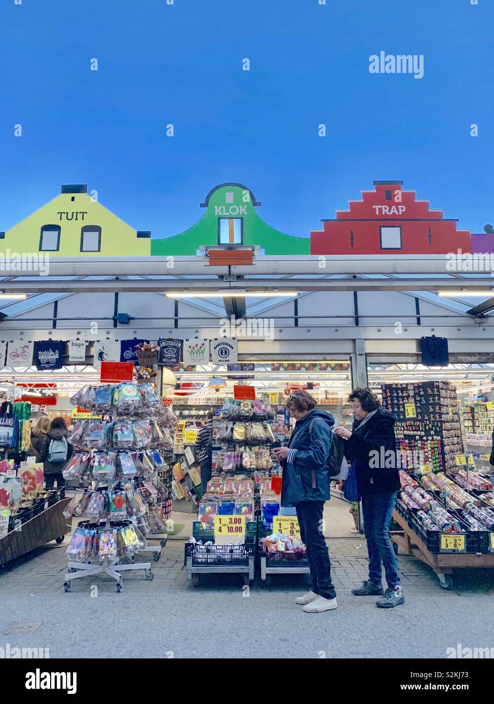 Amsterdam, Niederlande - 10 April 2019: Kaltes helles Morgen für die Besucher der Blumenmarkt. - Smartphone-aufgenommenes Stockfoto