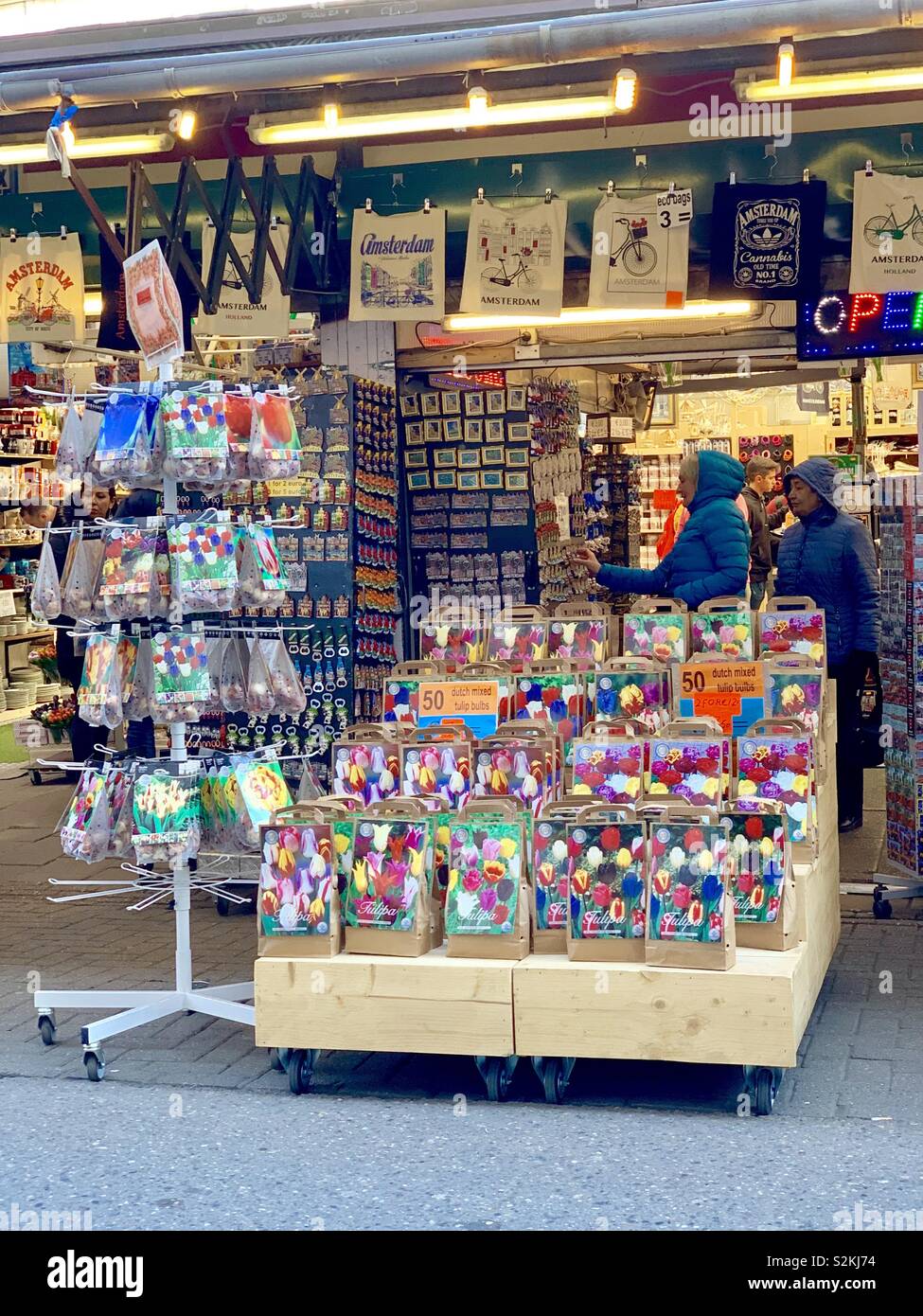 Amsterdam, Niederlande - 10 April 2019: hellen, kalten Morgen am Blumenmarkt, dem Zentrum von Amsterdam. - Smartphone-aufgenommenes Stockfoto