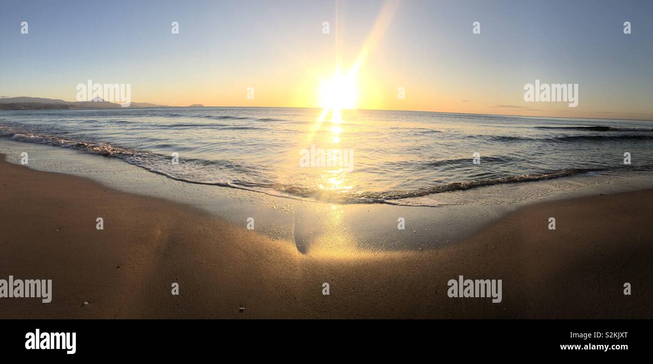 Sonnenaufgang An Der Playa De San Juan Alicante Spanien Stockfotografie Alamy