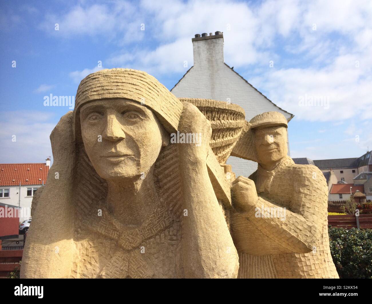 Eine Sandsteinstatue in Dunbar, East Lothian, Schottland, die langjährigen Verbindungen der britischen Ostküste Stadt mit der Fischwirtschaft, insbesondere der Hering Marken. Stockfoto
