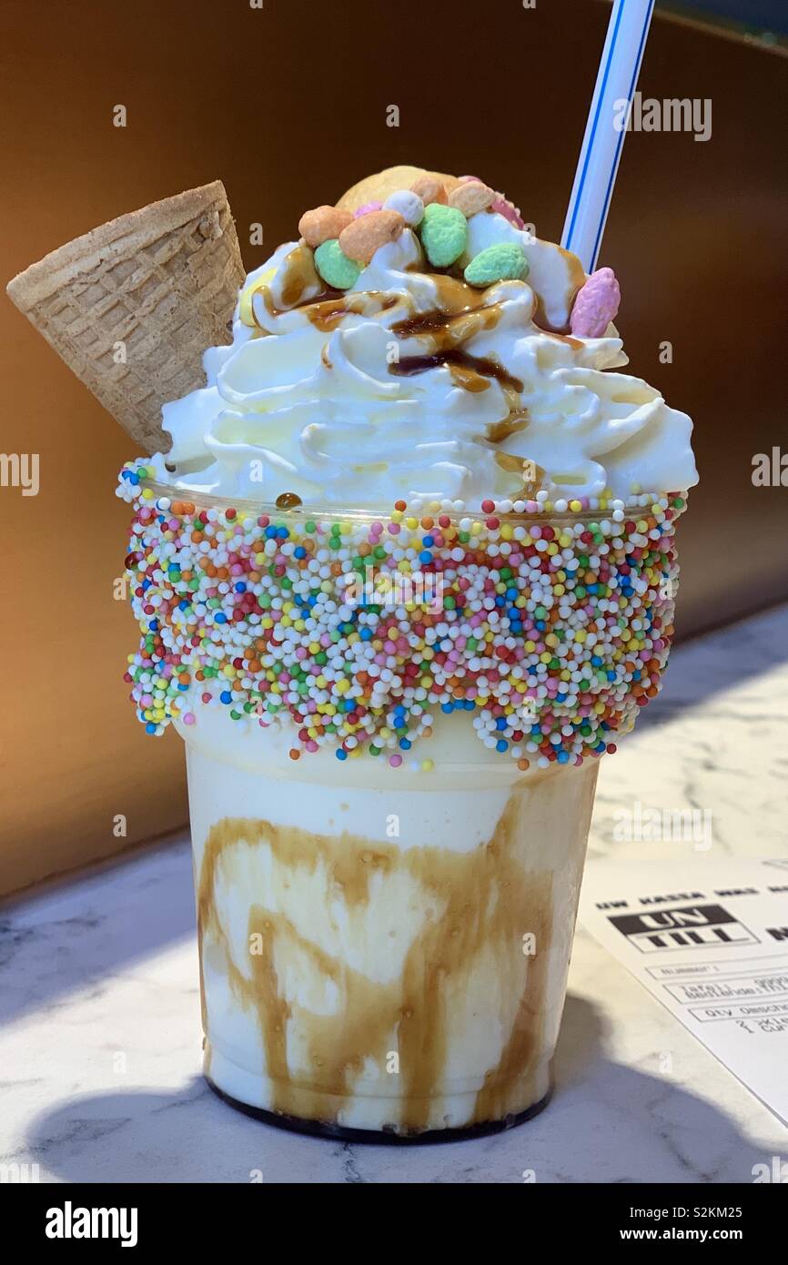 Amsterdam, Niederlande - 11 April 2019: Extravagante vanille Milchshake in einem Amsterdamer Cafe. Lecker. - Smartphone-aufgenommenes Stockfoto
