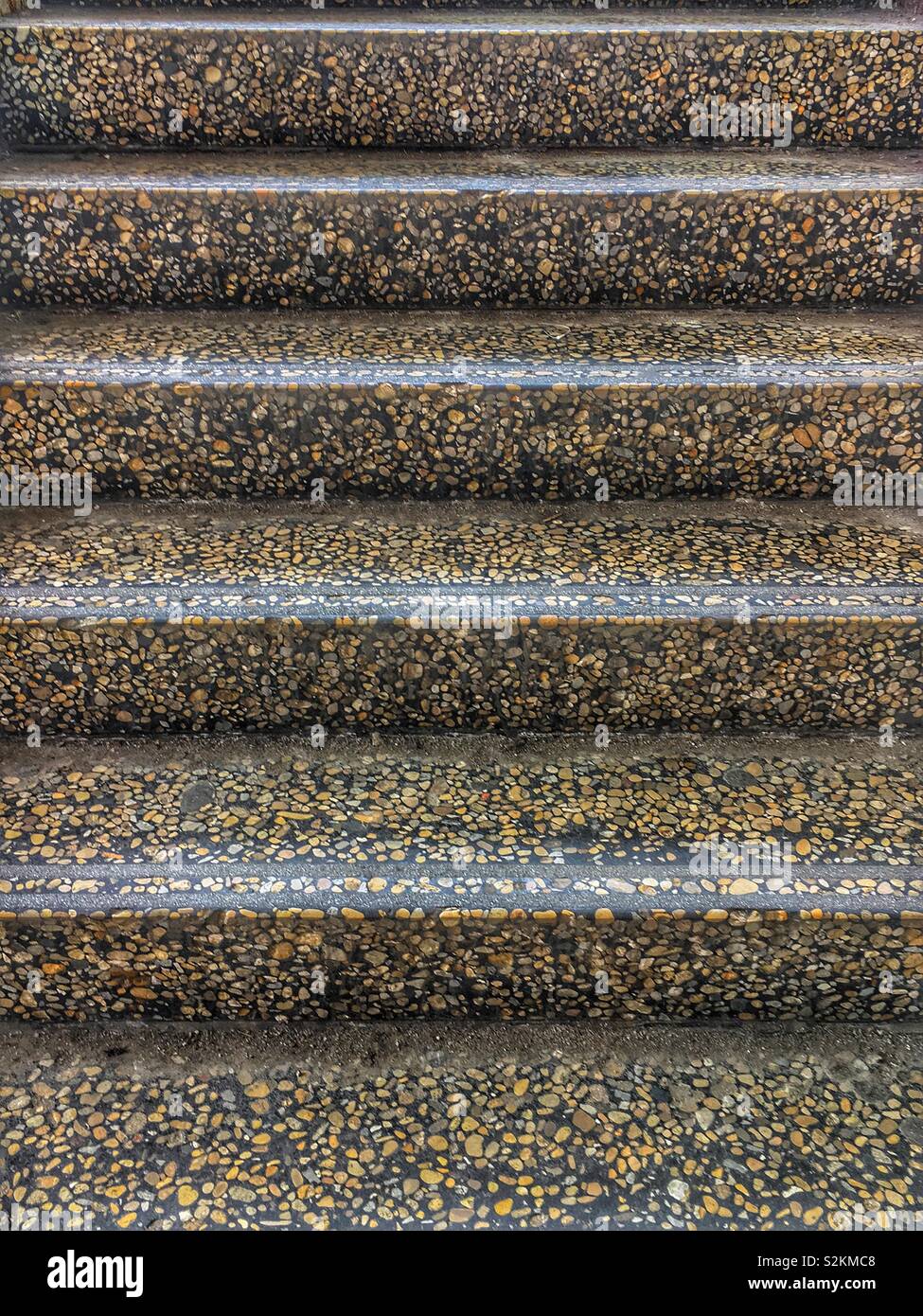 Alte, abgetragene aus der Mitte des letzten Jahrhunderts terrazzo Treppe. Stockfoto