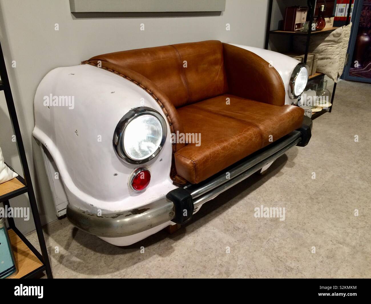 Sehr teure Sofa in der Form von retro Auto vorne in einem Möbelgeschäft  Stockfotografie - Alamy