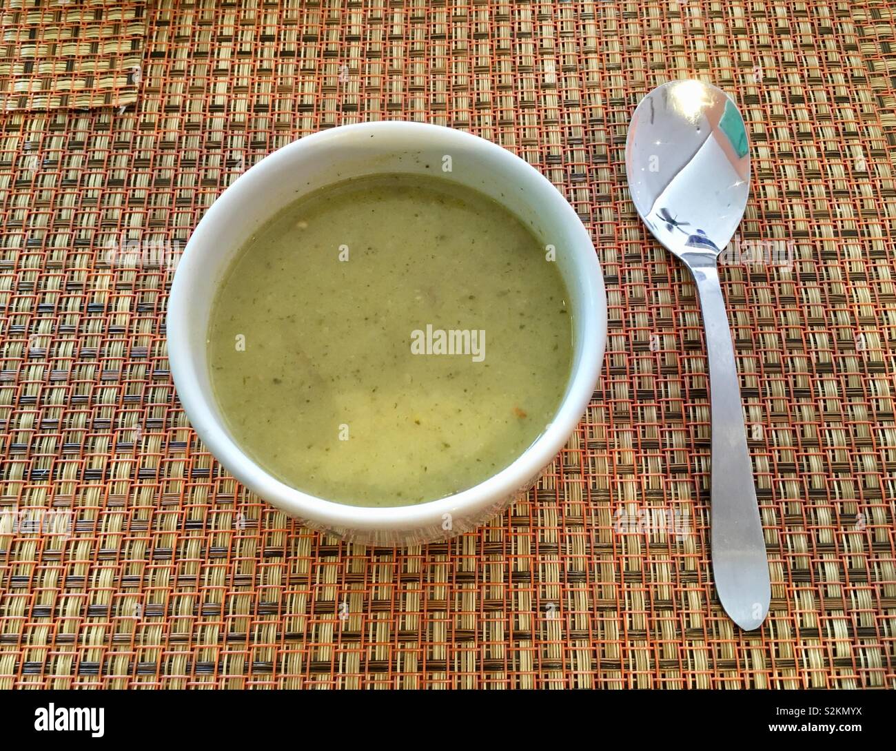 Nahrhafte Suppe am Mittag. Stockfoto