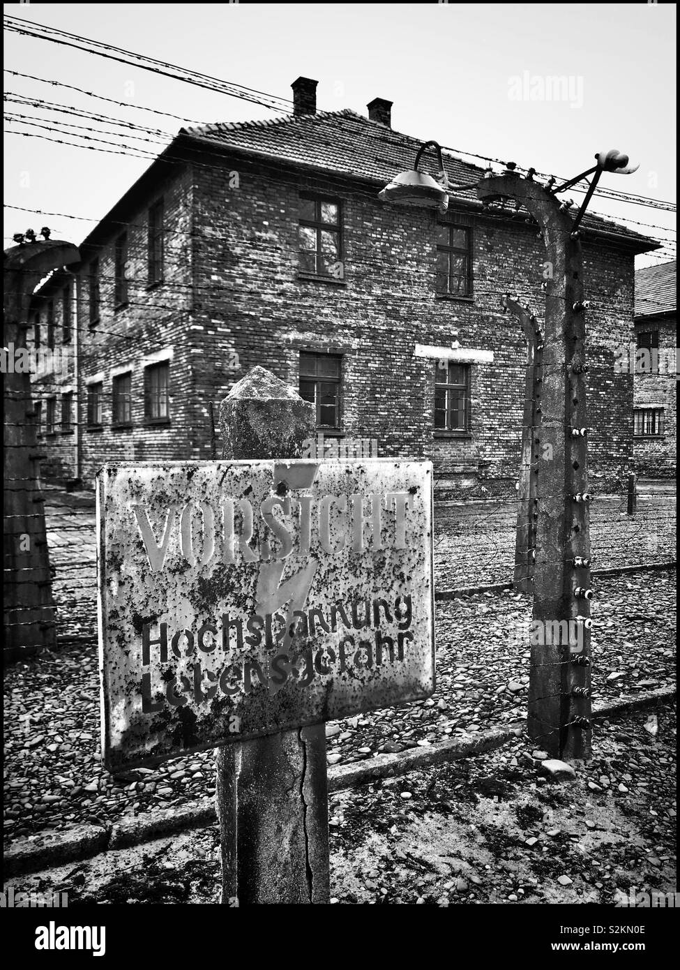 Ein Elektrozaun Warnschild an der berüchtigten NS-Konzentrationslagers Auschwitz. Diese Seite wurde Zeugnis für die Massenvernichtung der Juden von 1942 bis 1944. Jetzt ein Memorial Museum. Stockfoto