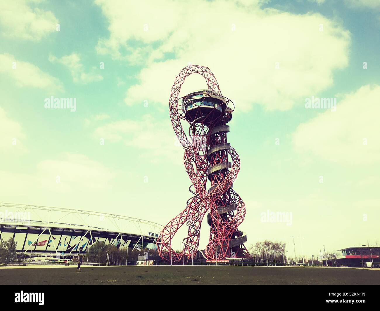 Die ArcelorMittal Orbit eine 114,5 Meter hohe Skulptur und Aussichtsturm und schieben Sie die Queen Elizabeth Olympic Park in Stratford, London, England, Vereinigtes Königreich. Stockfoto