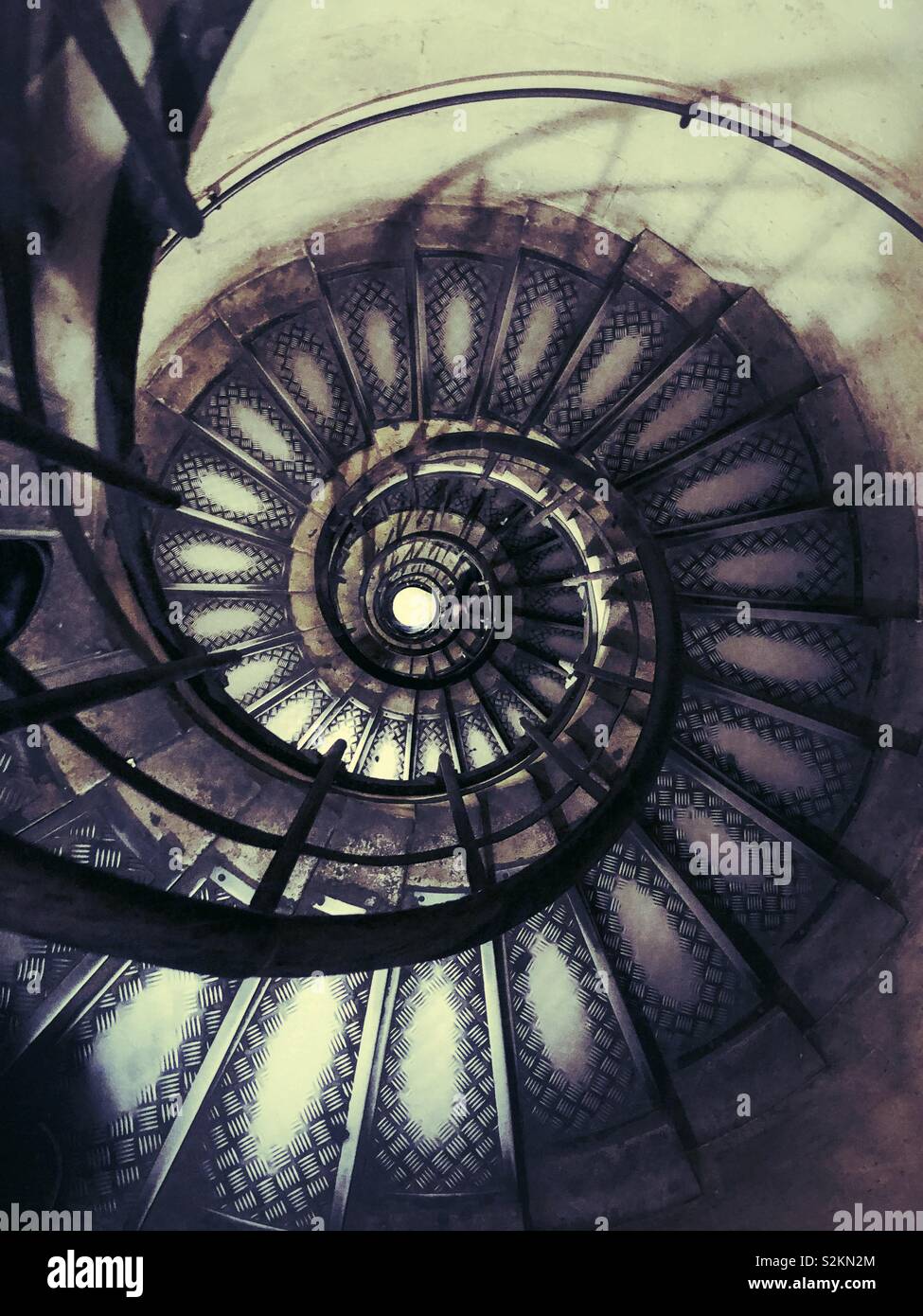 Treppenhaus bis zum Arc de Triomphe de l'Étoile in Paris Stockfoto