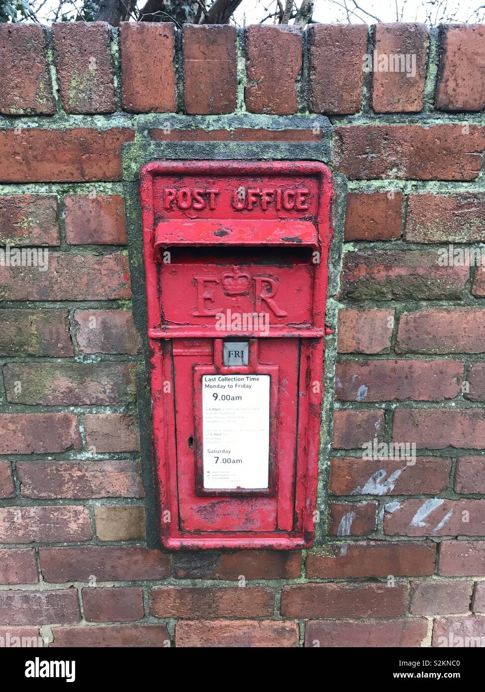 Post Box in Zylinderoberflächen Zeile Stockfoto